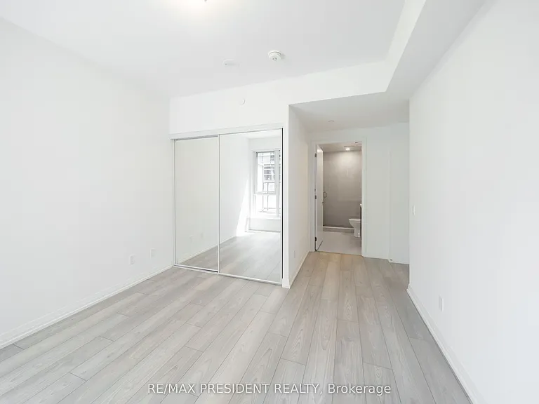 400 King St W #511 — Photo 18