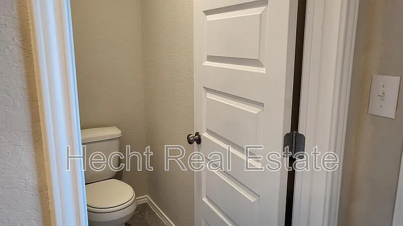 4 bed, 2.5 bath, 2102 sqft, $1,900 — Photo 3