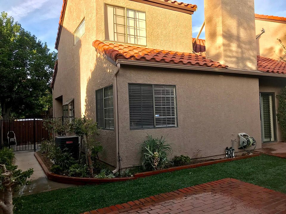 Garden with 2 patios, grass and flowers. Enjoy :-)