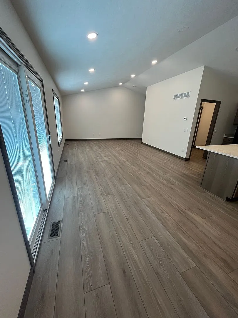 786 Glory Drive — Photo 4