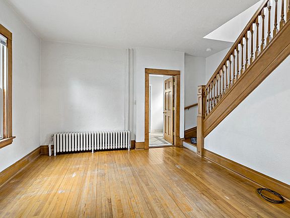 5th image of 996 Charles Ave