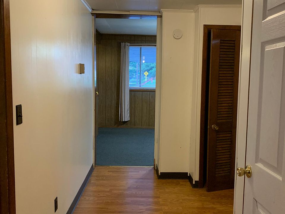 Large hallway w/2 storage closets