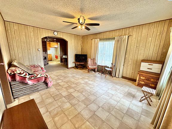 3rd image of 802 Woods Rd