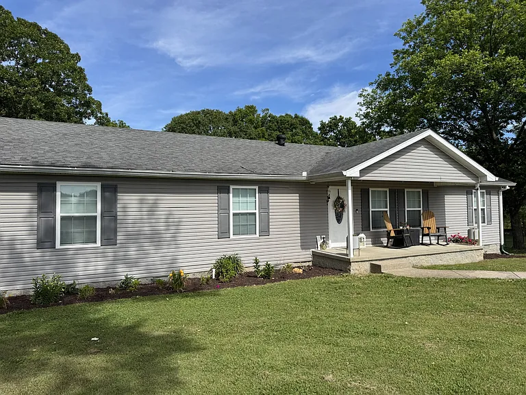 105 Larkins Dr — Photo 2
