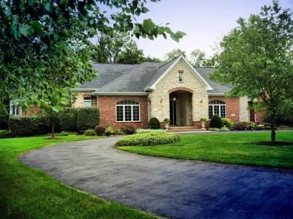 238 White Thorne Ln, Valparaiso, IN 46383