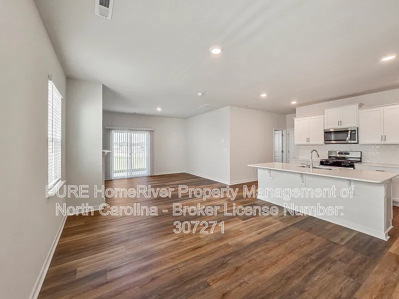 5 bed, 3.0 bath, 2368 sqft, $2,395 — Photo 4