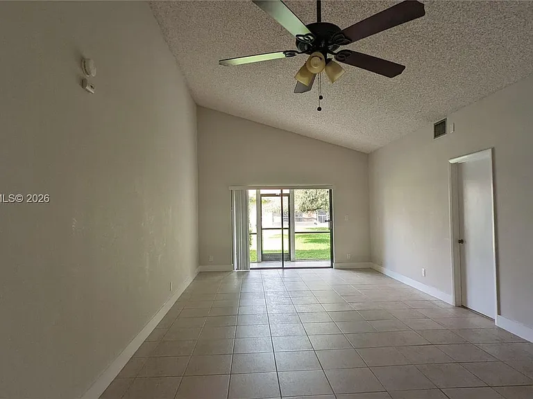 460 Lakeview Dr #4 — Photo 23