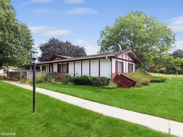 4702 W Oakwood Dr, McHenry, IL 60050