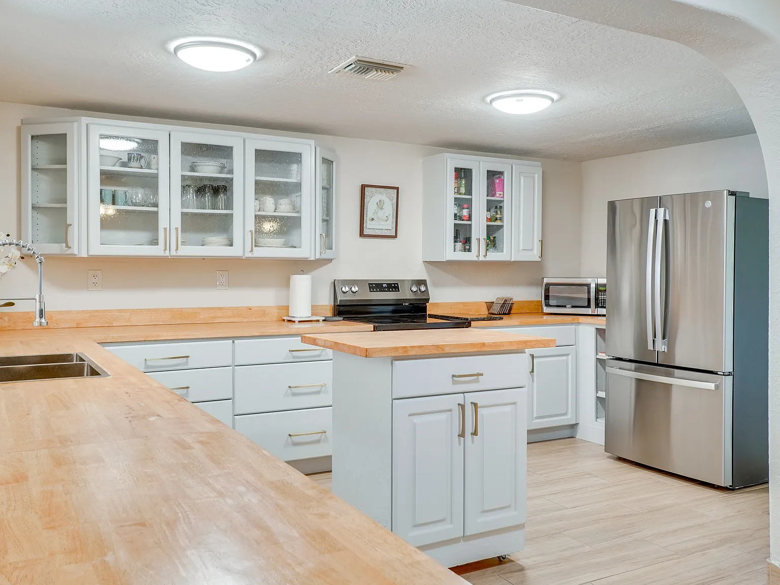 3 bed, 2062 sqft, $3,000 — Photo 2