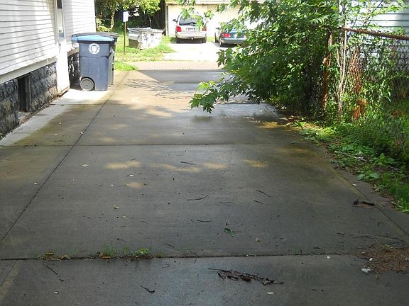 4th image of 120 Hollinger Ave