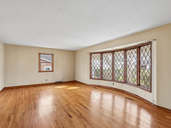 3rd image of 7104 Jefferson Ave