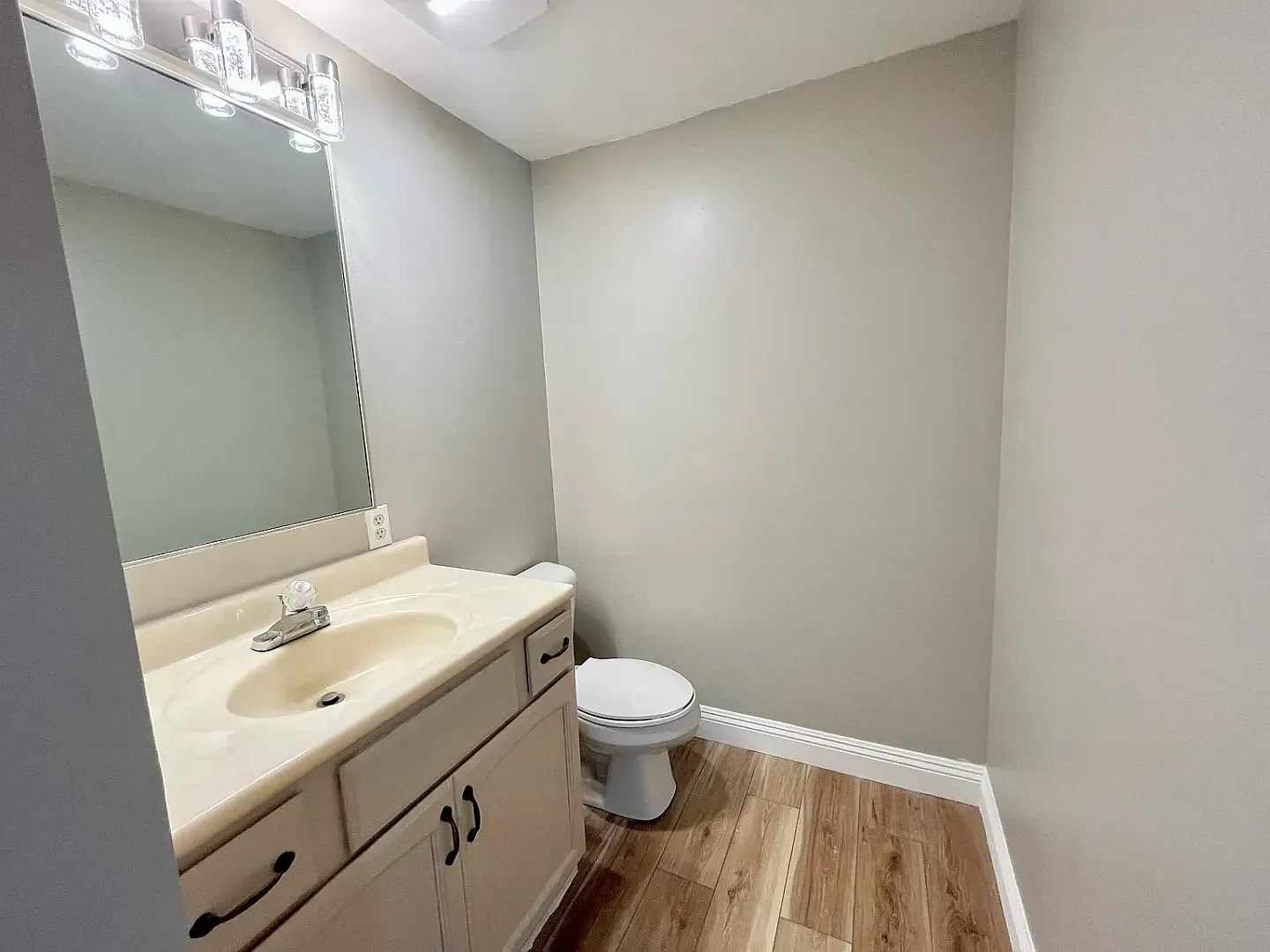 Pet friendly, upgraded and spacious 5 bedroom, 2.5 bathroom, 2 pkg townhome in Mililani! — Photo 2