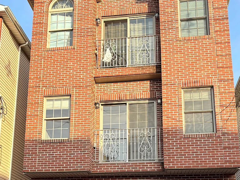 190 Arlington Ave #1 — Photo 1