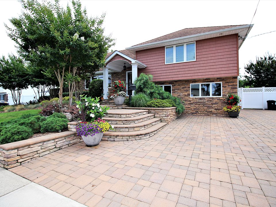 1st image of 139 Thompson Ave