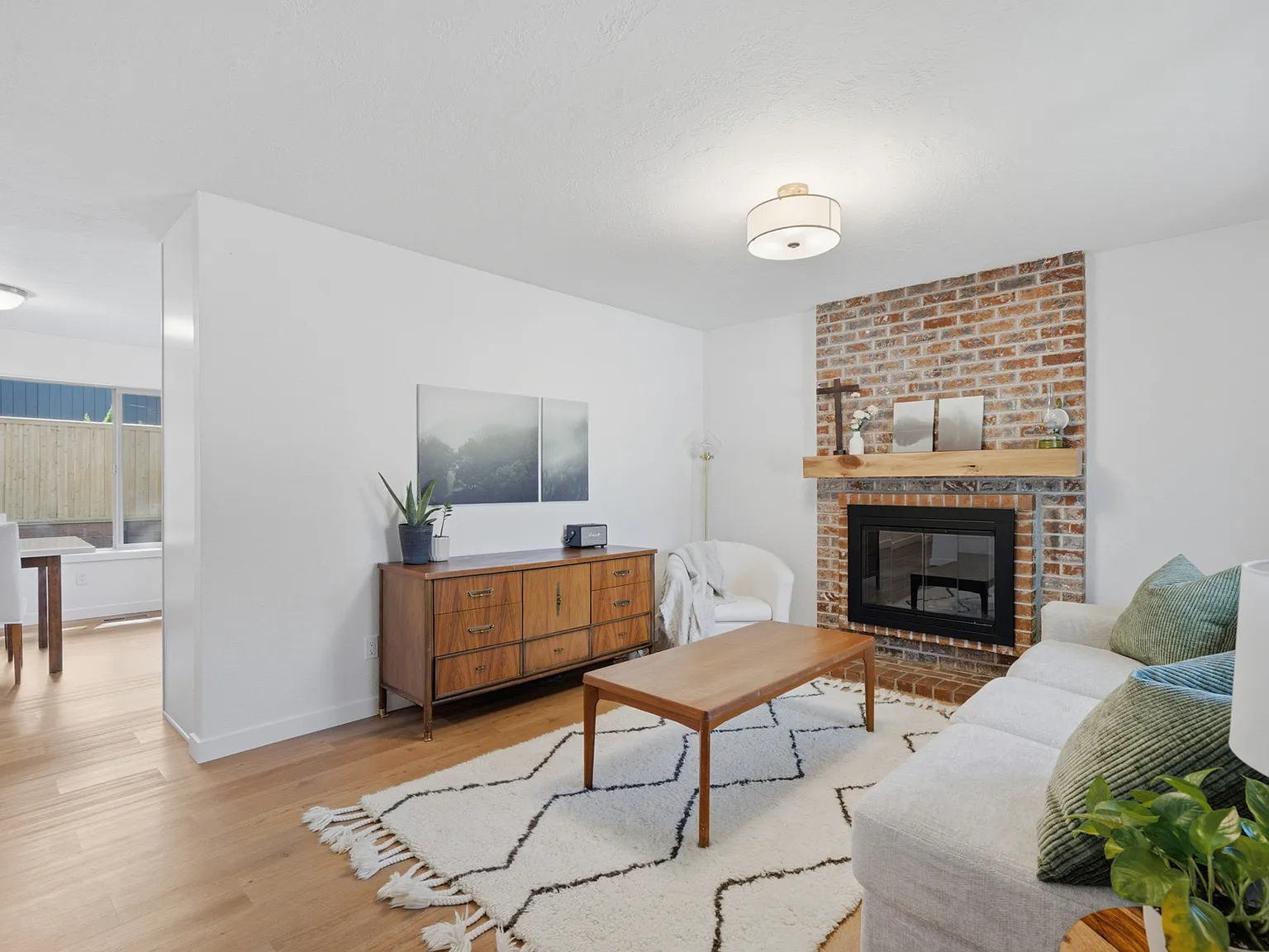 3 bed, 1072 sqft, $2,550 — Photo 2