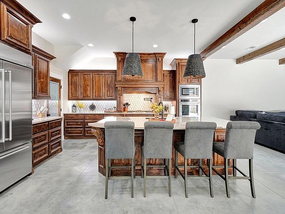 4th image of 516 W Spring St