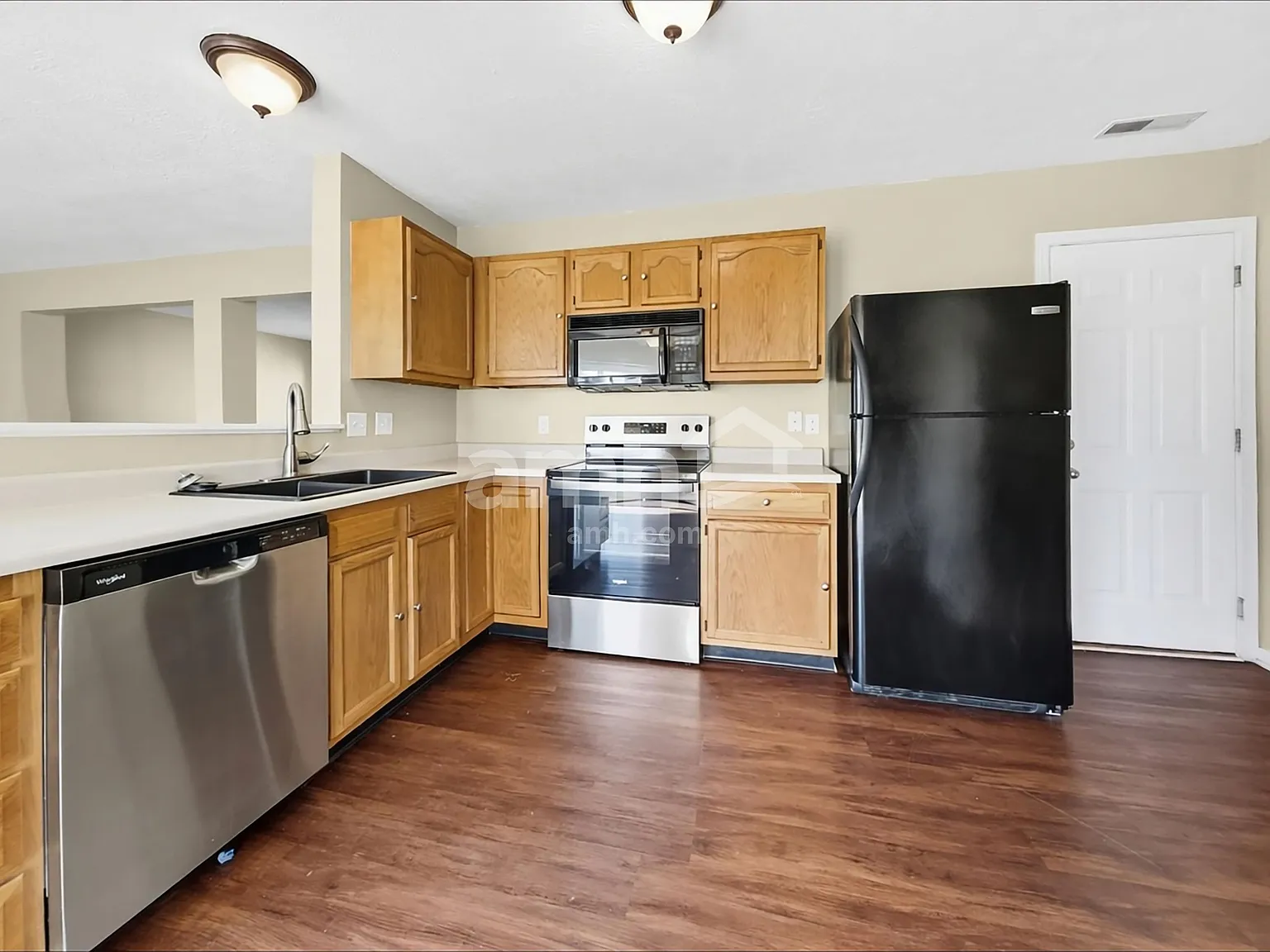 3 bed, 2.5 bath, 1458 sqft, $2,120 — Photo 3