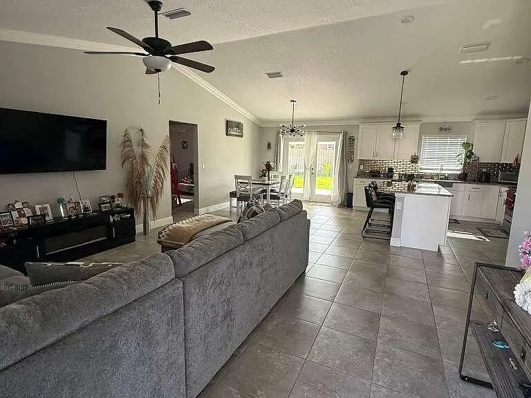 349 NW Hibiscus St — Photo 5