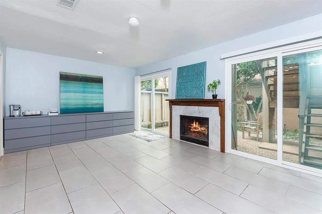 3 bed, 2.5 bath, 2064 sqft, $2,100 — Photo 2