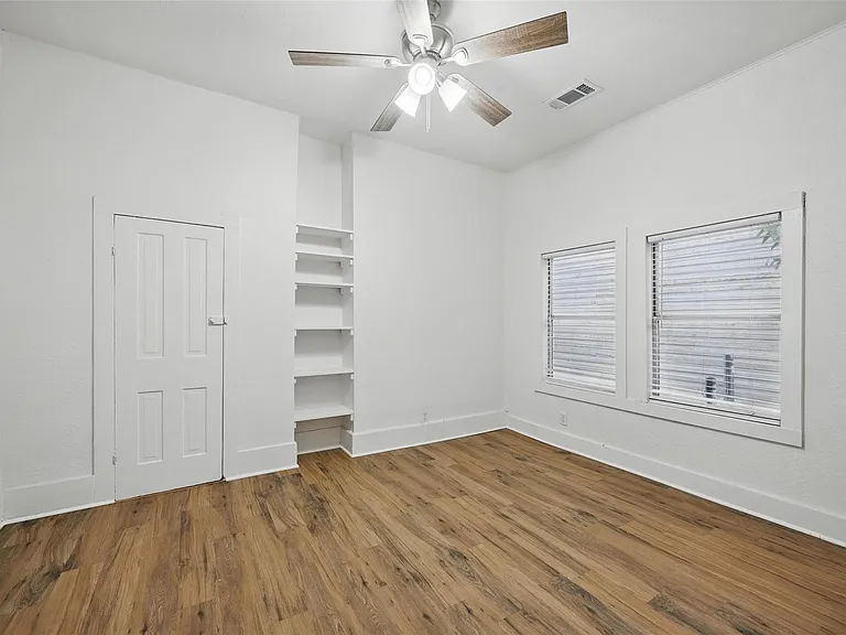 908 E Houston St — Photo 9