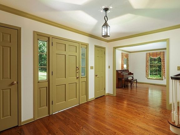 4th image of 35 Rolling Hill Rd