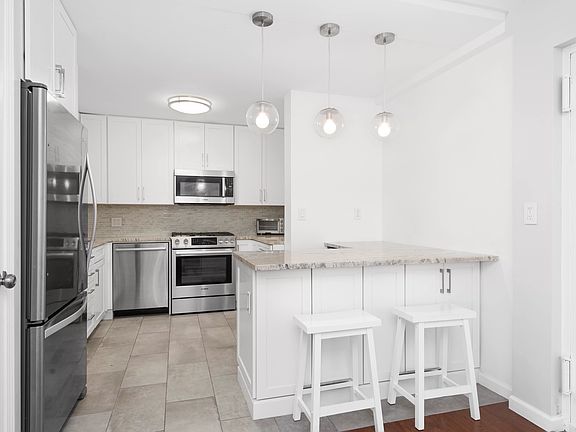 5th image of 360 E 72nd St