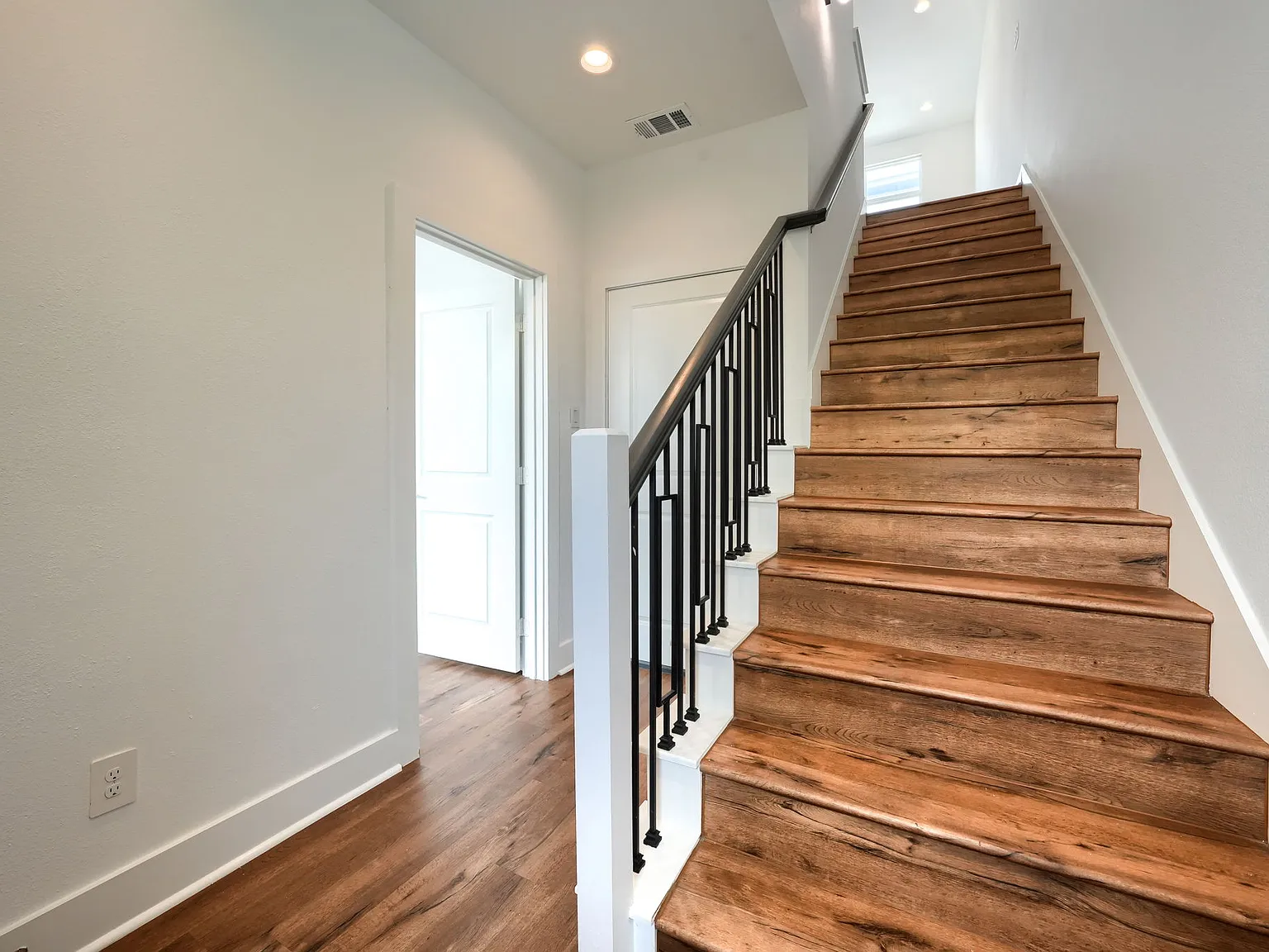 3 bed, 1942 sqft, $3,000 — Photo 4