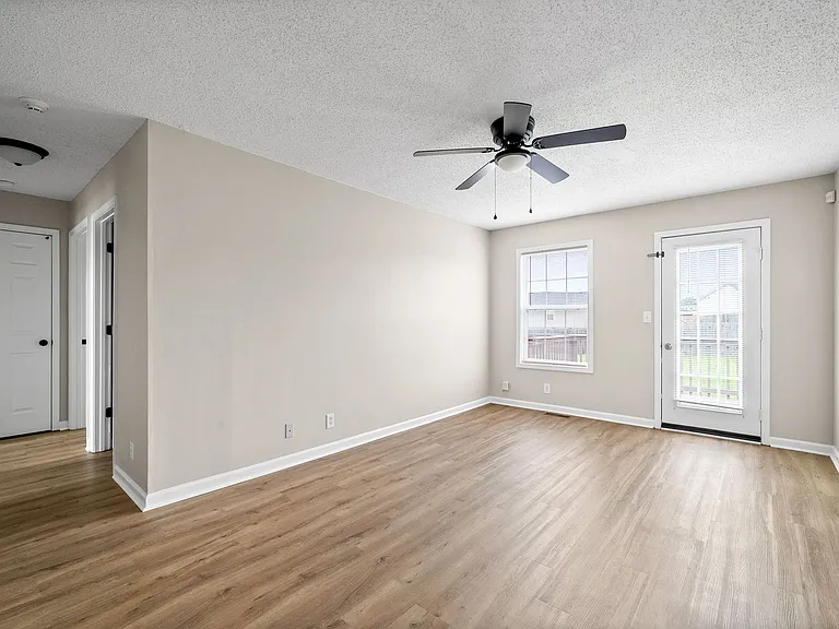 704 Shetland Dr — Photo 6