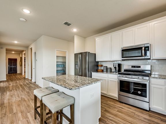 Eat-in island kitchen model representation
