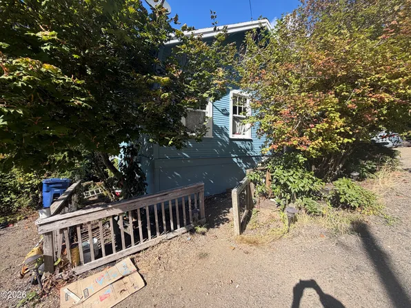 146 NE 6th St, Toledo, OR 97391