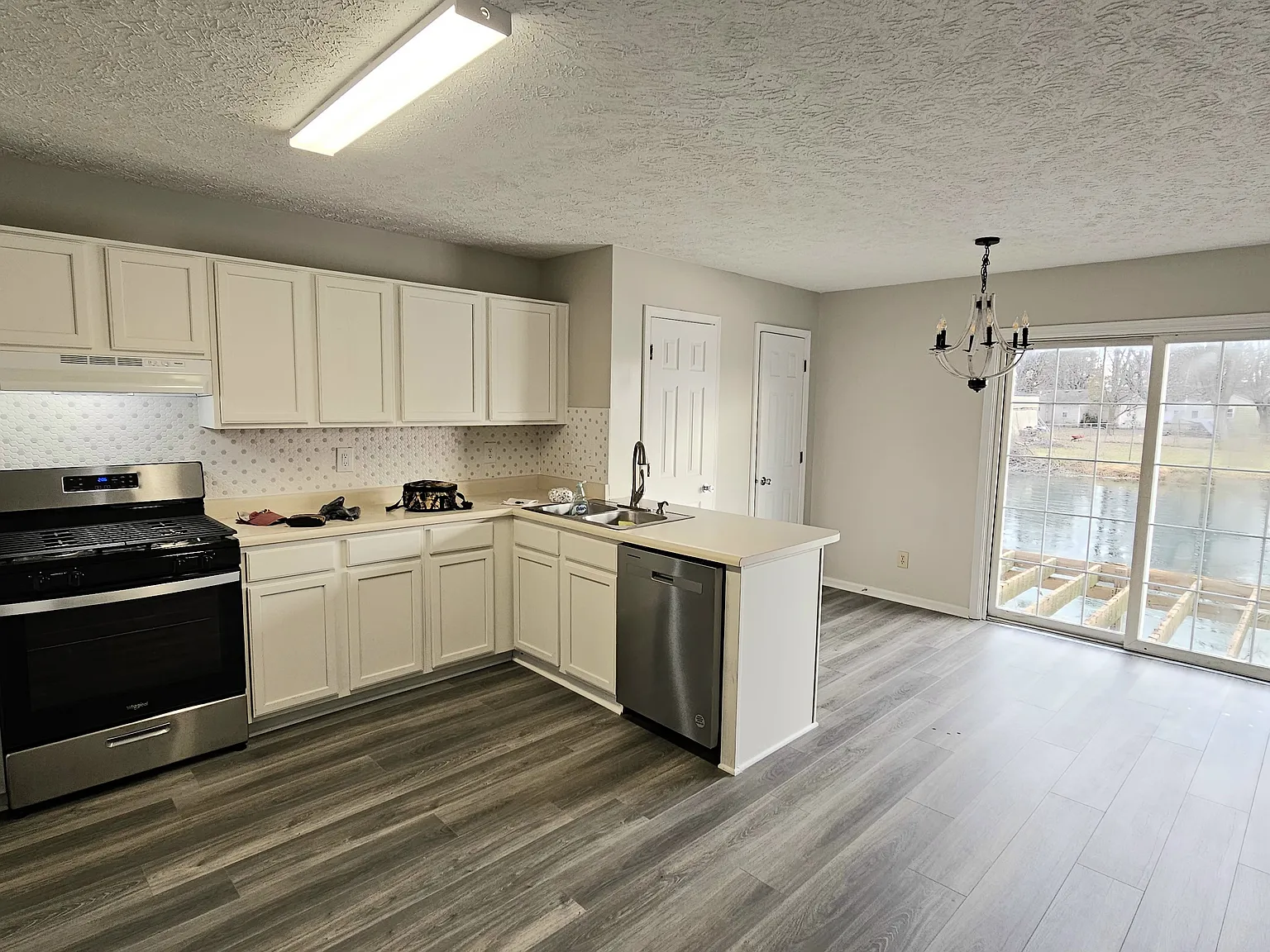 2 bed, 1.5 bath, 1112 sqft, $1,395 — Photo 2