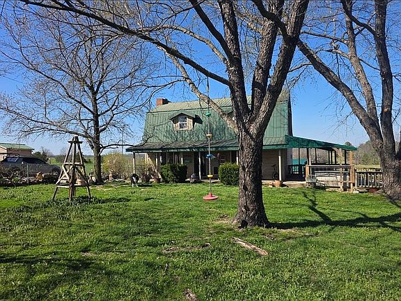 Spacious chainlink yard 