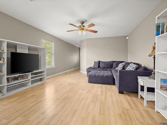 4th image of 23522 Country Manor Ave