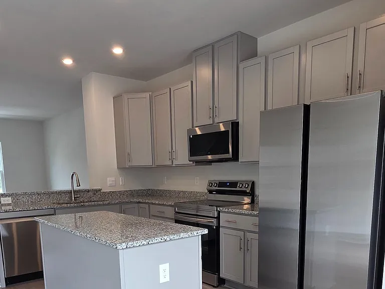 105 Boone Ct — Photo 2
