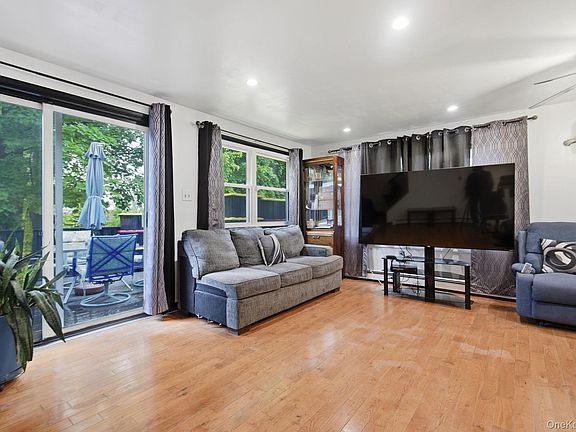 5th image of 17 Harbor Hill Court