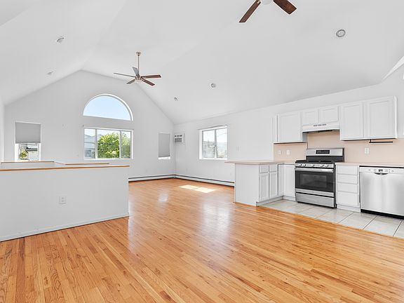 2nd image of 715 E Walnut St Floor 2