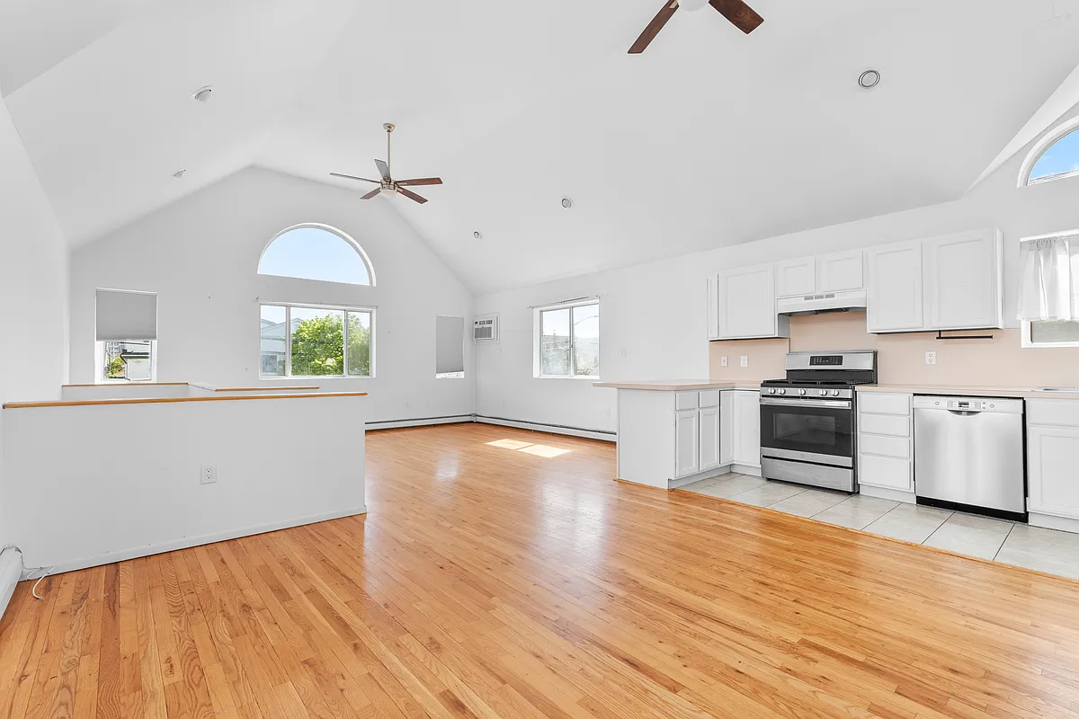 Building Photo - 715 E Walnut St #2