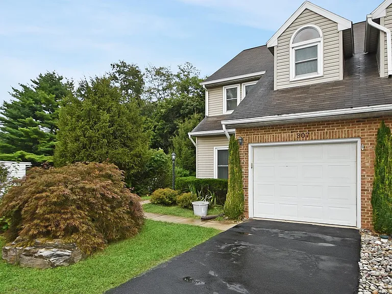 307 Jonathan Ct — Photo 4