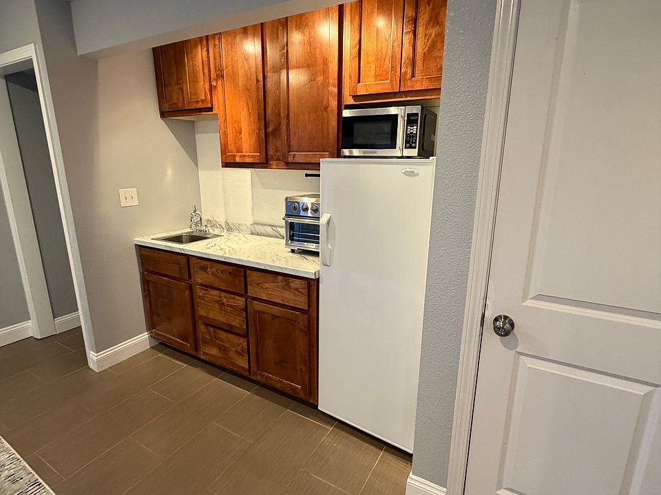 1st image of 400 Morningside Dr SE #B