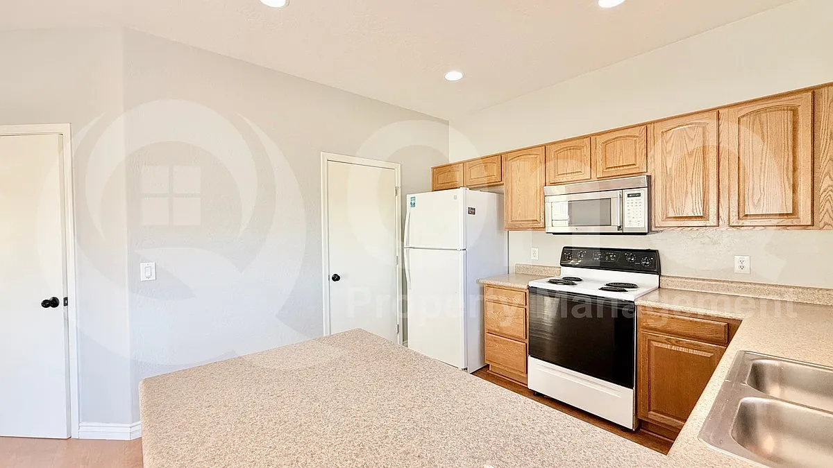 3 bed, 2.5 bath, 1605 sqft, $1,950 — Photo 4