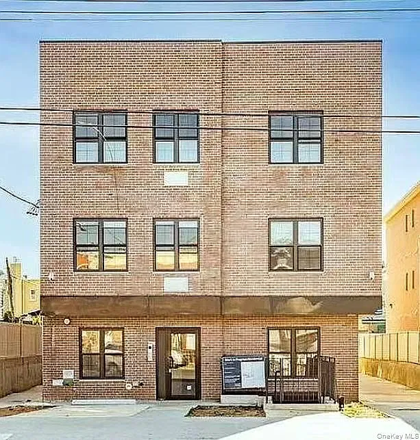 3 bed, 1.5 bath, 900 sqft, $3,500 — Photo 1