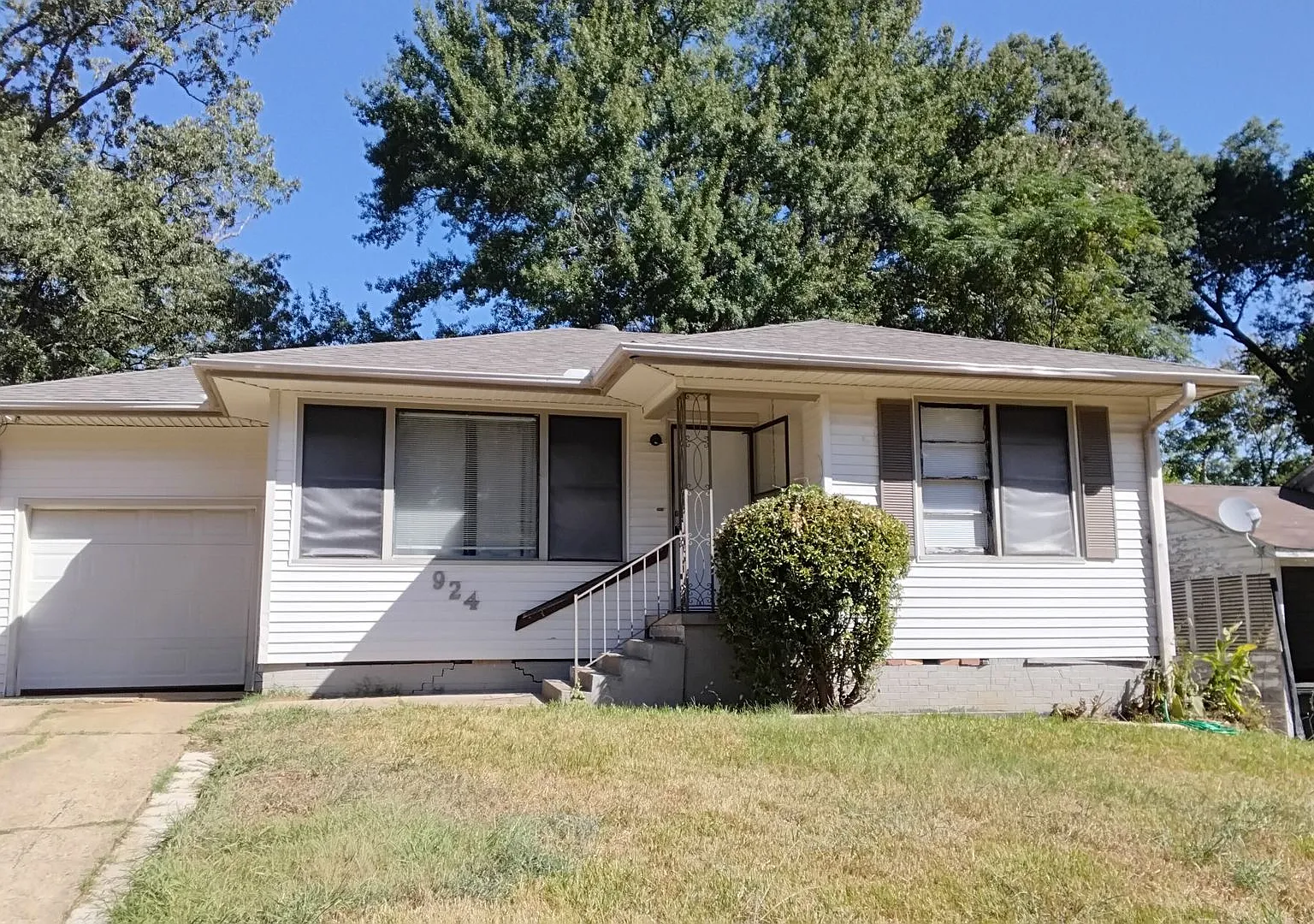 Southern Heights... Close To Line Ave. — Photo 1