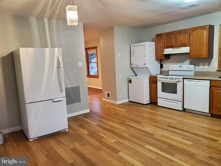 1321 Greyswood Rd — Photo 7