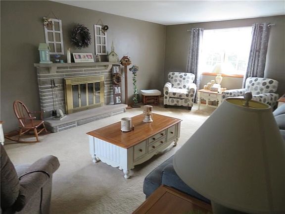 4th image of 215 Clarendon Ave