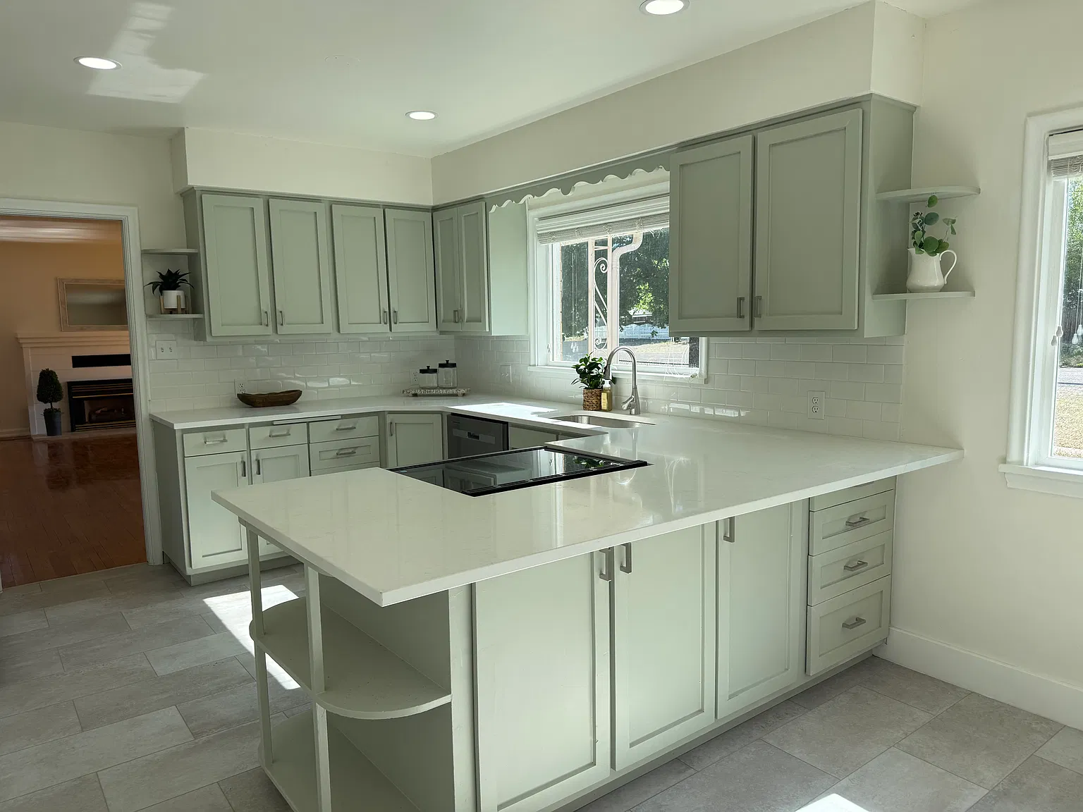 4 bed, 1.5 bath, 2568 sqft, $1,800 — Photo 2