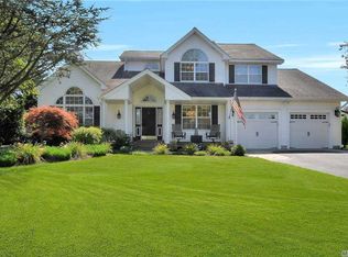 5 Peconic Ct, Commack, NY 11725