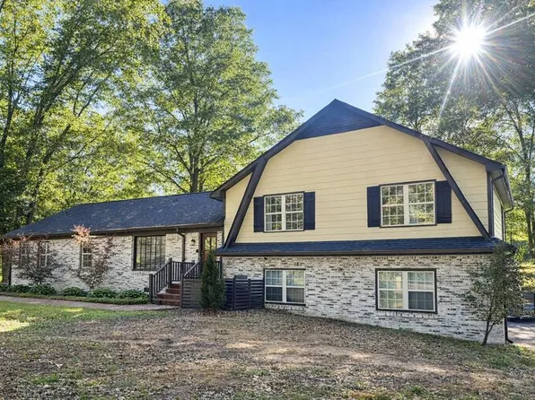 696 Country Club Dr, Senatobia, MS 38668