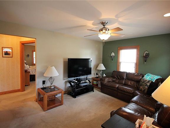 3rd image of 2400 Parkview Dr