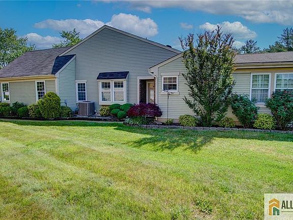3rd image of 23 Bedfordshire Dr