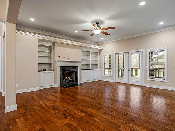 4th image of 902 Evelyn Ct